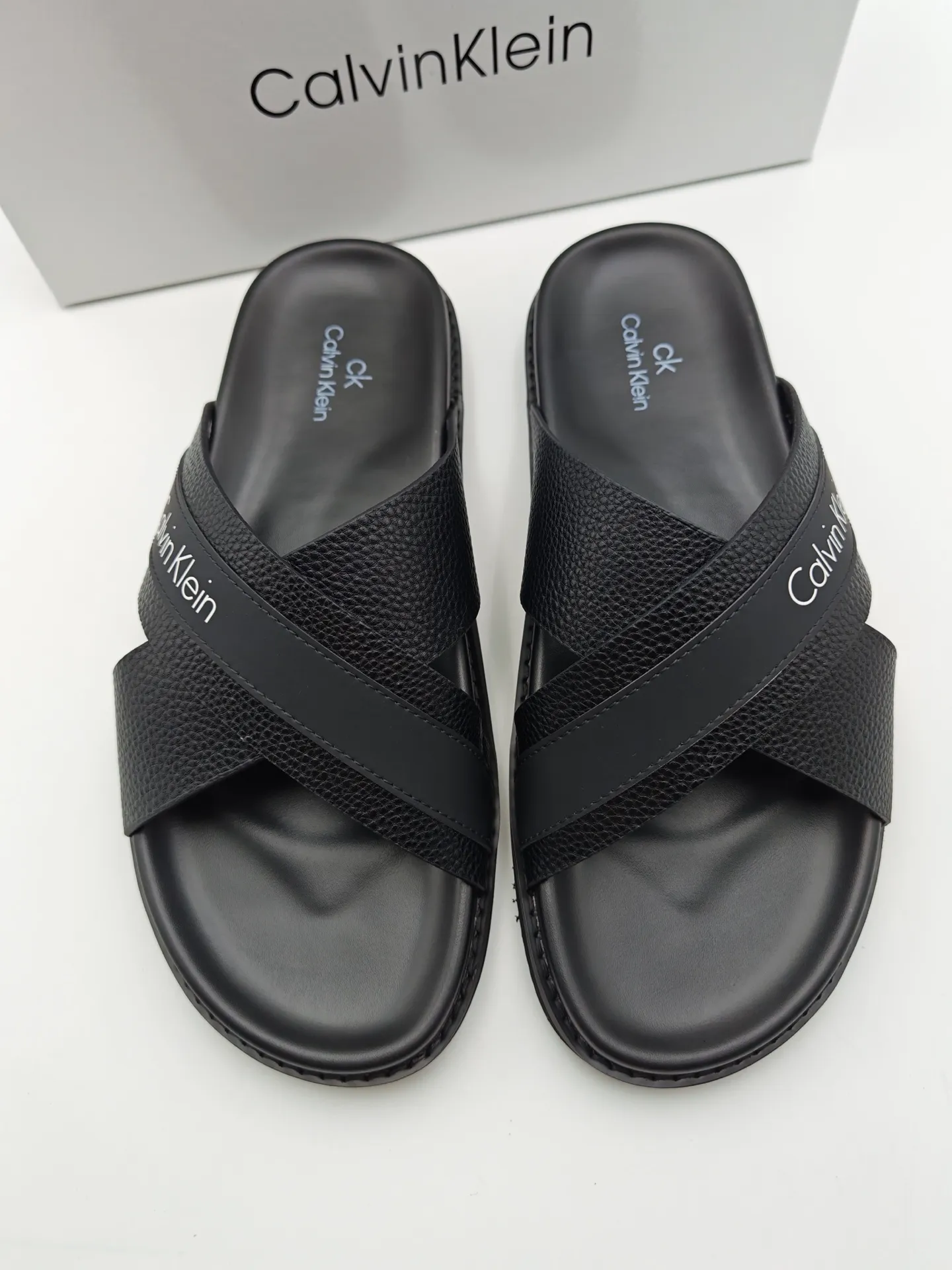 Men's shoes 💰300 Calvin Klein CK men's slippers, the upper of this slipper is made of imported cowhide, and the sole is also imported new EVA material. The foamed ultra-light outsole is more non-slip, three-dimensional and skin-friendly. Available from stock, long-term availability, Size: 38-46 yards.